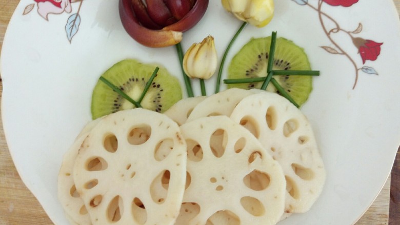 泡椒藕摆盘,把泡好的藕摆在下面