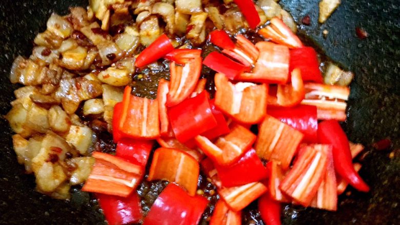 秘制川香回锅肉,加入红椒,加少许盐翻炒