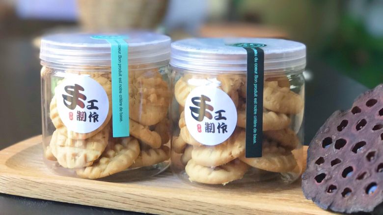 酱香小酥饼,吃不完的装进罐子里密封保存,也可以当伴手礼送亲戚朋友,特别高端大气上档次……😄