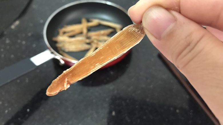 沙虫茨实莲子山药排骨汤,炒至沙虫金黄,发香,马上离火,但不是焦哟
我老家的乡村厨子们有个标准:炒好的沙虫干,立即放进凉水中掰断,断面平整如刀切为好!他们说这是体现沙虫美味的最佳水平!
当然我们自家吃的,无需太认真哈,差不多就好了!