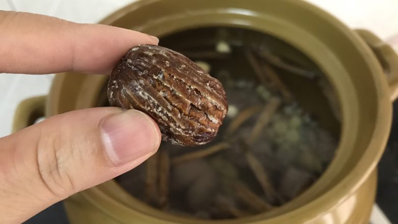 沙虫茨实莲子山药排骨汤,加入一粒蜜枣,可以起去腥作用,也增加汤的清润
