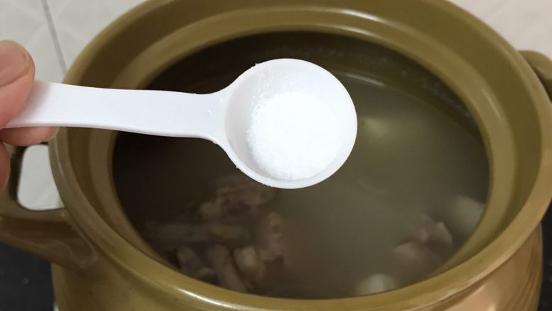 沙虫茨实莲子山药排骨汤,最后熄火时,加入盐调味就好了!