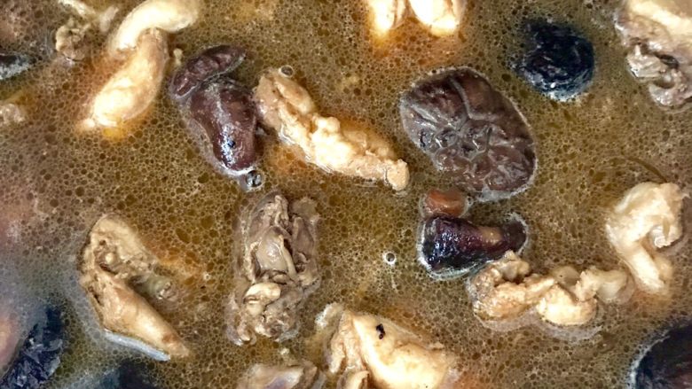 金钱菇炖土鸡,水要没过鸡肉,烧开。