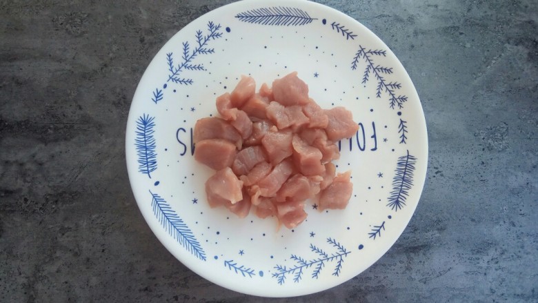 快手早餐馄饨皮妙用~酥香肉饼,里脊肉切成小块
