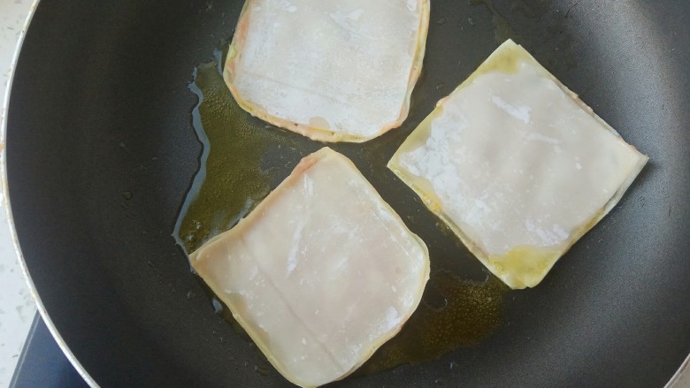 快手早餐馄饨皮妙用～酥香肉饼,锅里入油，放入馄饨肉饼