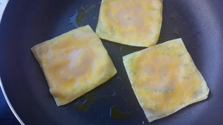 快手早餐馄饨皮妙用~酥香肉饼,用小火慢慢煎,煎到两面金黄