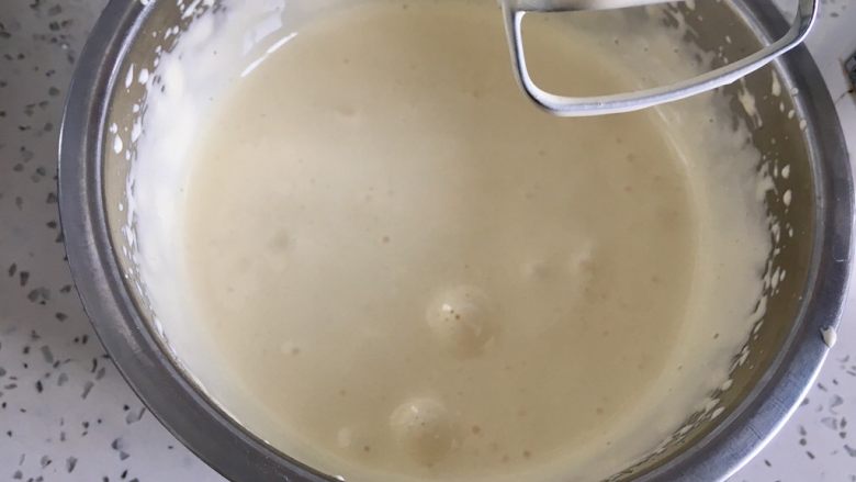 虎皮蛋糕卷,用打蛋器打发,至少打五分钟以上,打到发白。
