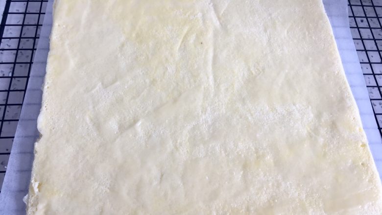 虎皮蛋糕卷,把虎皮面盖一张油纸,把虎皮面朝下放在晾晒网上,把背面的油纸揭下来,我图了薄薄的一层沙拉酱。