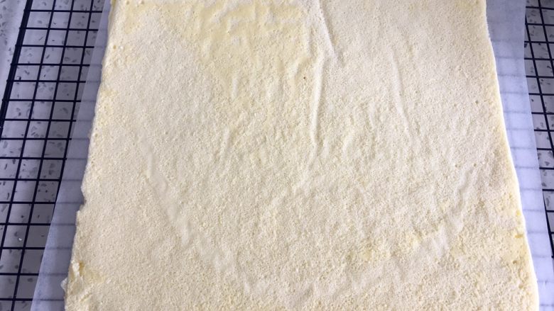 虎皮蛋糕卷,倒扣在虎皮部分上,把油纸揭开。