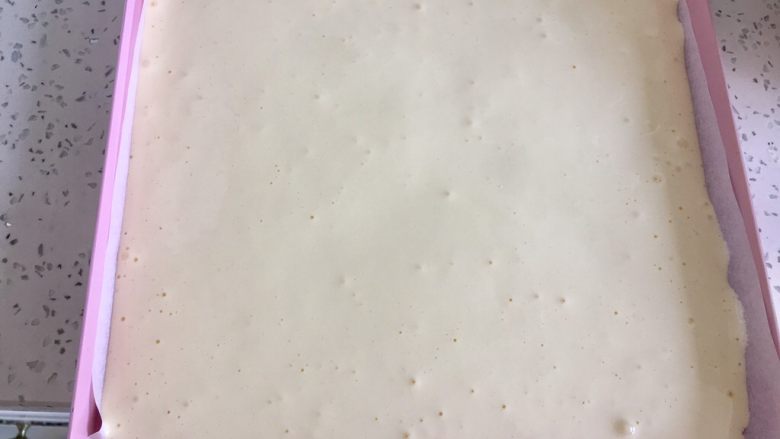 虎皮蛋糕卷,倒入烤盘,摊匀,震一下大气泡。