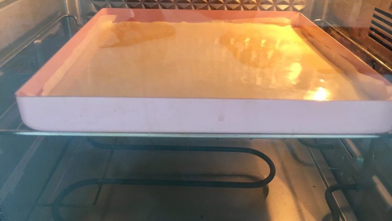 虎皮蛋糕卷,放入预热好的烤箱180度五六分钟就差不多,上色满意就行。