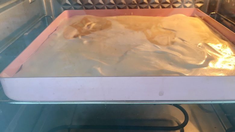 虎皮蛋糕卷,放入预热好的烤箱里,160度20分钟,上色满意出炉。