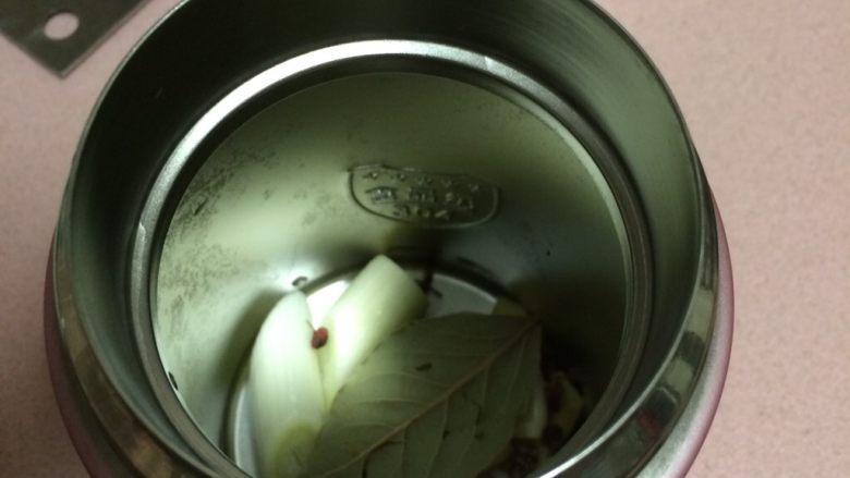 #辣食#
焖烧罐版~香辣凉拌鸡丝,把预热的水倒掉,然后放入调料,切好的葱段、姜片,蒜、香叶,八角,<a style='color:red;display:inline-block;' href='/shicai/ 134659'>花椒粒</a>再次倒入沸水冲泡10秒钟后把水倒掉留调料在罐里