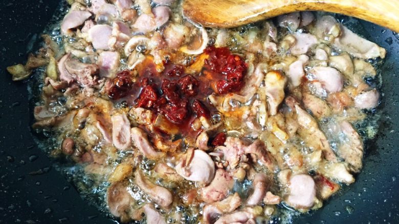 无肉不欢之鸡杂粉条,加入豆瓣酱快速翻炒,时间不宜长。