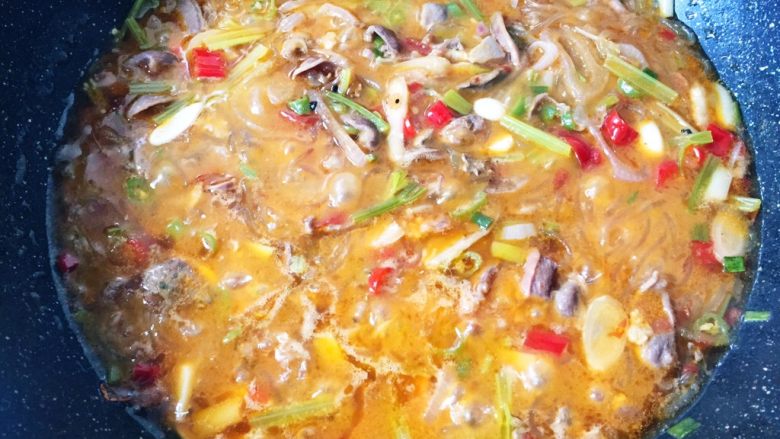无肉不欢之鸡杂粉条,转小火煮至粉条能用筷子夹断时放入适量醋,喜酸的可以多放一点。