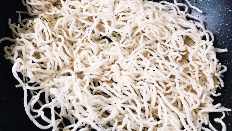 无肉不欢之鸡杂粉条,放入粉条中火炸至发泡,捞出待用。