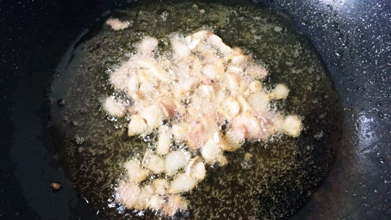 无肉不欢之鸡杂粉条,尽量煸炒干一点,把肥肉里的油煸出来。
