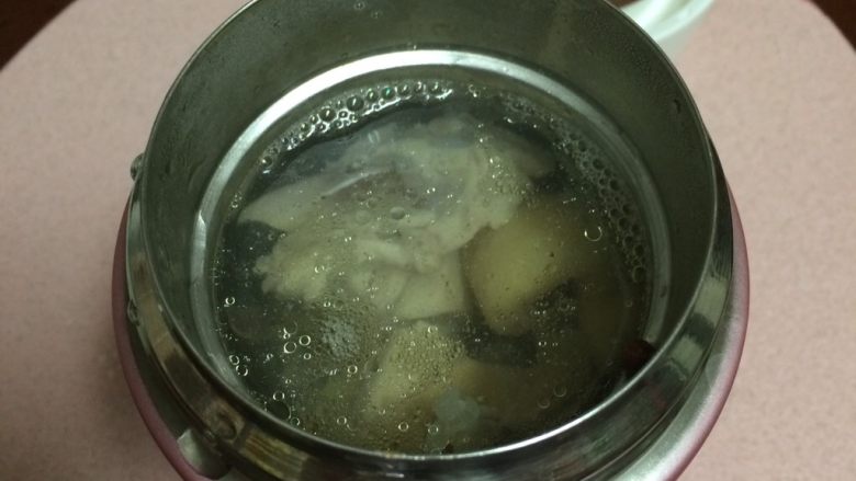 #辣食#
焖烧罐版~香辣凉拌鸡丝,再次注入沸水至焖烧罐内下小口水位