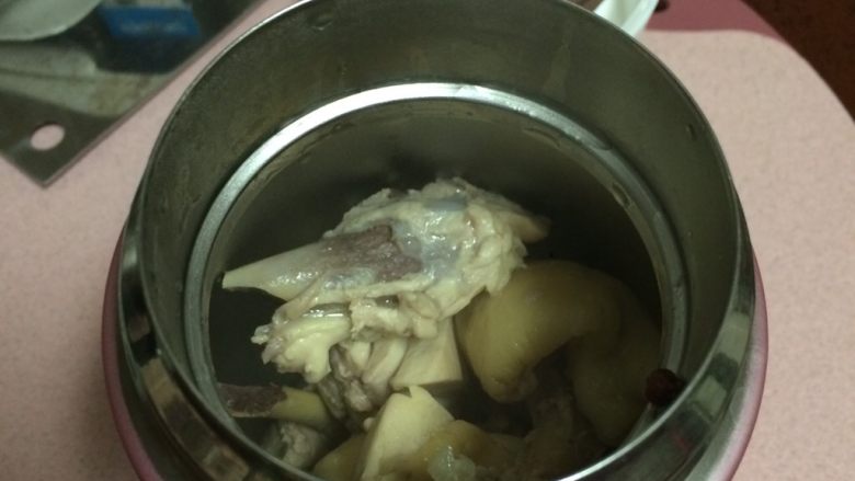 #辣食#
焖烧罐版~香辣凉拌鸡丝,焖烧罐里放入焯水后的鸡肉块和骨头一起,骨头也不要浪费