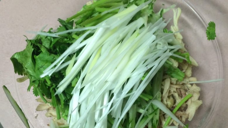 #辣食#
焖烧罐版~香辣凉拌鸡丝,葱切成葱丝放入盆里