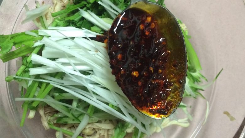 #辣食#
焖烧罐版~香辣凉拌鸡丝,倒入两勺辣椒油,这个辣椒油是自己做的,大家可以参考一下网上做法