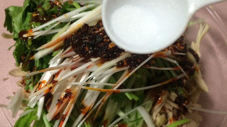 #辣食#
焖烧罐版~香辣凉拌鸡丝,加入少许盐