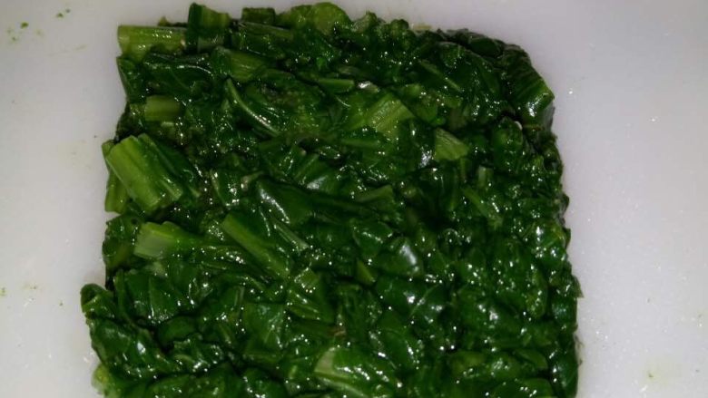 鸭肝蔬菜饼 宝宝辅食10M+,青菜烫好后切成细末