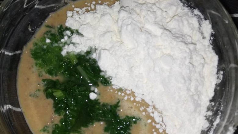 鸭肝蔬菜饼 宝宝辅食10M+,将打好的鸭肝泥乘入碗中,加入适量的盐和青菜沫<a style='color:red;display:inline-block;' href='/shicai/ 519'>面粉</a>