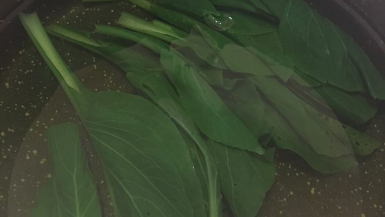 鸭肝蔬菜饼 宝宝辅食10M+,锅里加入水,将青菜叶焯水去草酸