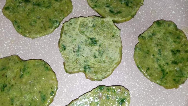 鸭肝蔬菜饼 宝宝辅食10M+,当鸭肝饼成型后可推动的时候翻到另一面,直至煎熟
