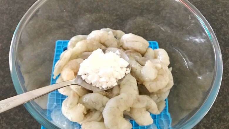 #酸味#宫保虾球,1小勺玉米淀粉,