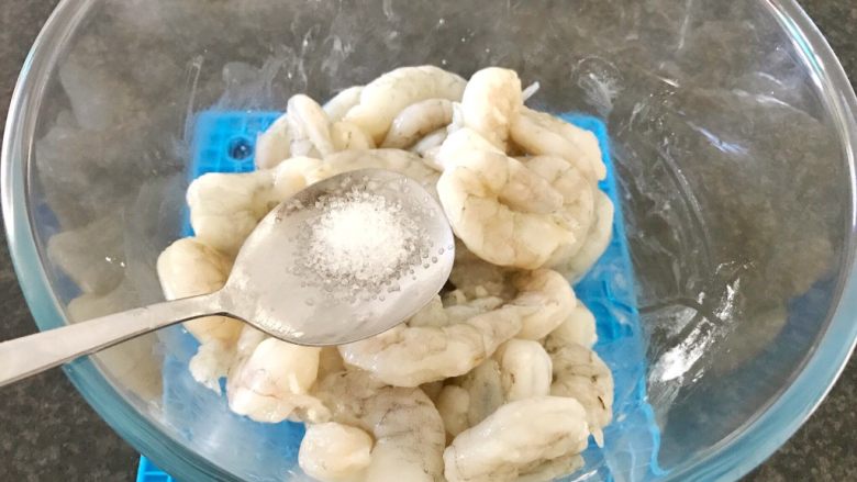 #酸味#宫保虾球,首先我们把虾仁腌制一下:加入少许盐,
