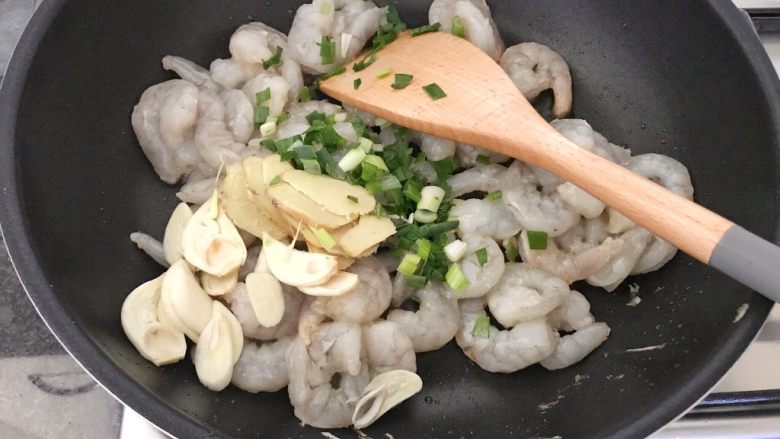 #酸味#宫保虾球,再把葱姜蒜加进来,煸炒几下后,