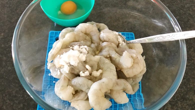 #酸味#宫保虾球,再加少许鸡蛋清,搅拌均匀腌制10分钟。
