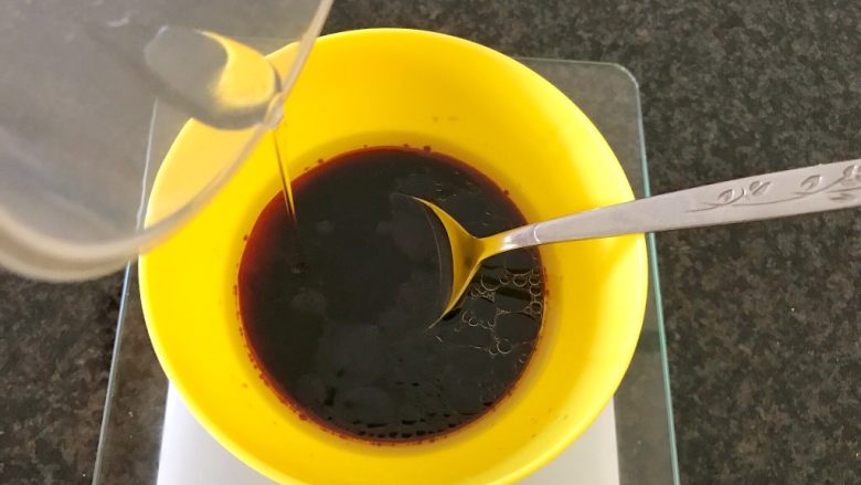 #酸味#宫保虾球,2小勺清水,