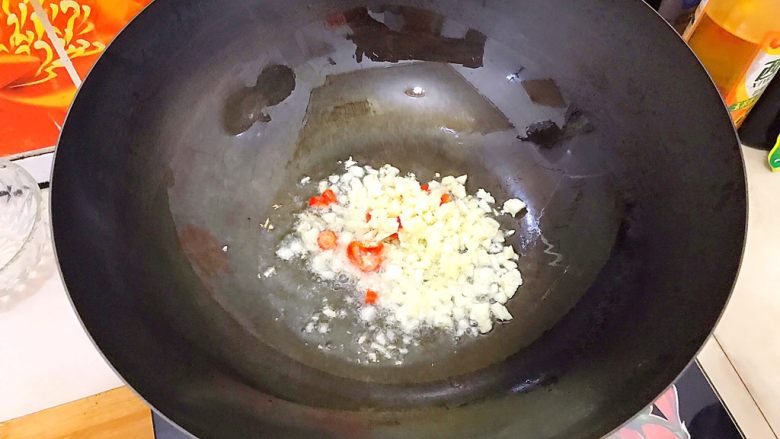 #咸味#蒜蓉油泼秋葵太阳花
,倒入大蒜末和小红辣椒!