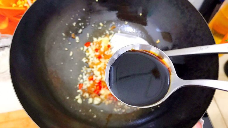 #咸味#蒜蓉油泼秋葵太阳花
,加一勺生抽!
翻炒一下,盛出!