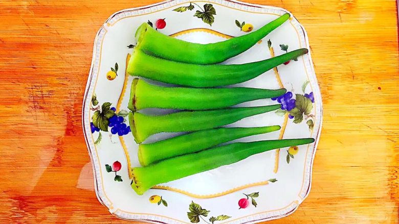 #咸味#蒜蓉油泼秋葵太阳花
,秋葵煮好之后捞起来,沥干水分,备用!