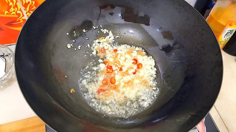 #咸味#蒜蓉油泼秋葵太阳花
,再倒入金钩海米,小火煸炒两分钟!