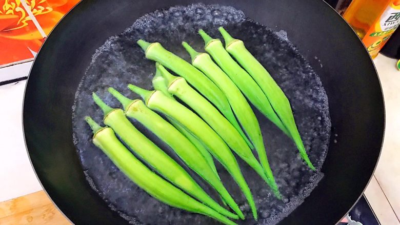 #咸味#蒜蓉油泼秋葵太阳花
,水开后放入秋葵煮两分钟!