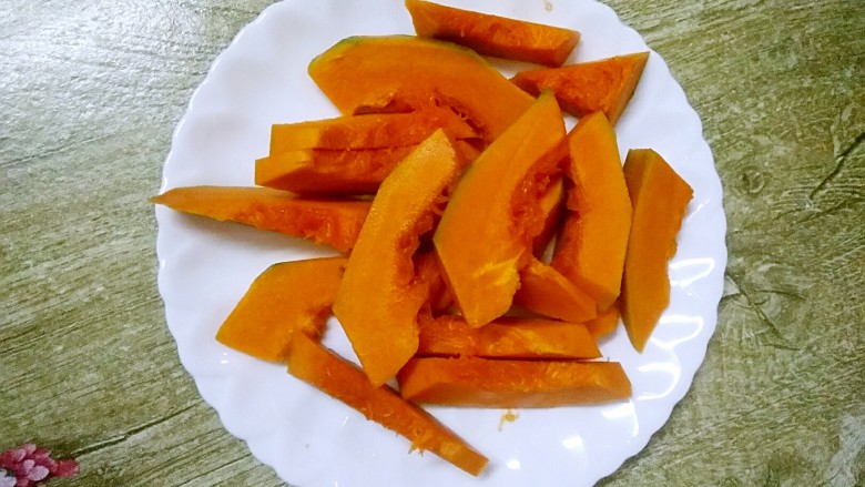 南瓜小奶冻,把南瓜去皮去籽,切小块