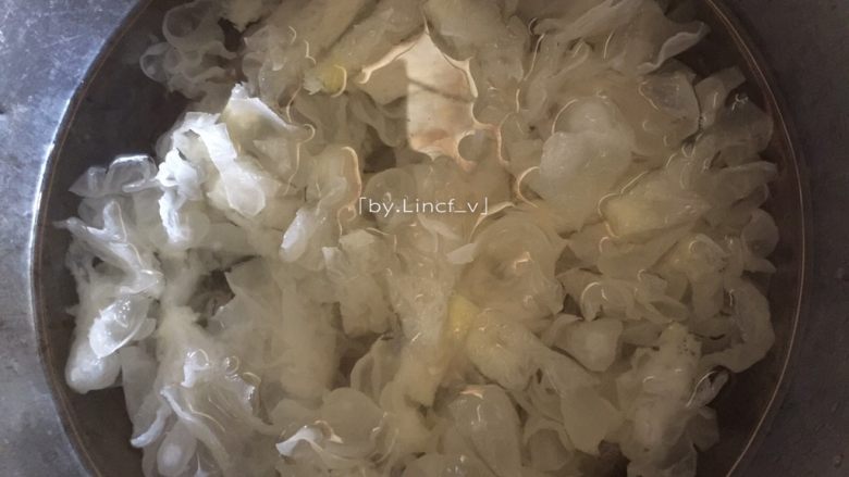 秋季润肺养颜,来一碗红枣银耳羹,倒入银耳继续大火煲开