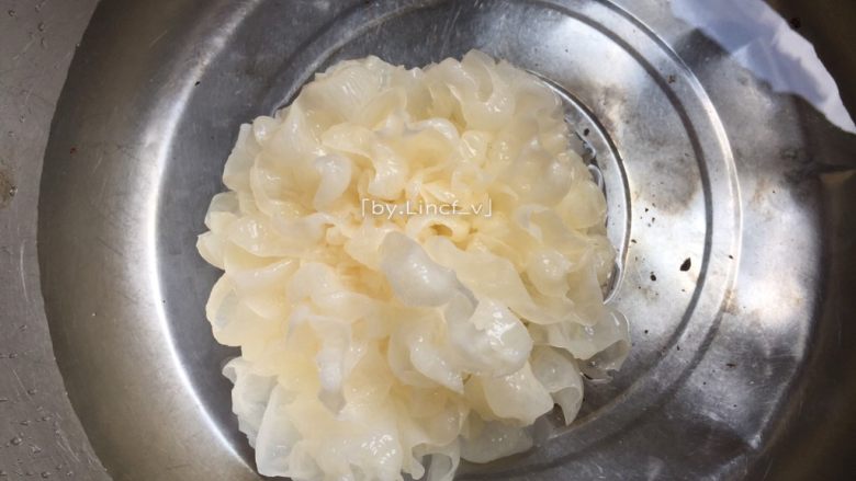秋季润肺养颜,来一碗红枣银耳羹,银耳提前泡发(如果用的是生的银耳就无须泡发)
