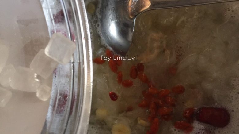 秋季润肺养颜,来一碗红枣银耳羹,最后加入适量冰糖煮化即可关火食用
