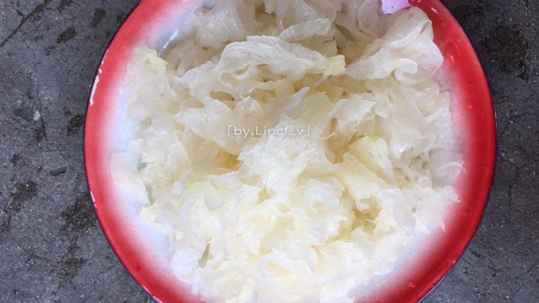 秋季润肺养颜,来一碗红枣银耳羹,洗净后切小待用