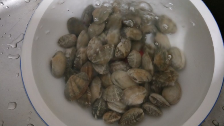 #辣味#蒜泥剁椒炒花甲,用流水冲洗干净!我还用牙刷一个个刷了下😊
