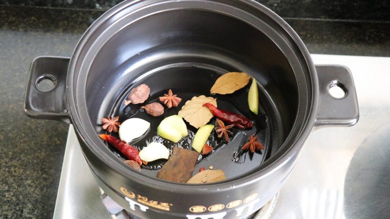 砂锅啤酒鸭,开小火，倒入所有香料煸炒出香味；