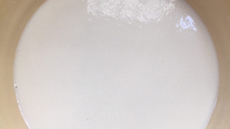 薯泥麻薯盒子蛋糕,开锅后,小火蒸25分钟,加盖保鲜膜
