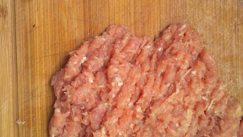 百搭下饭菜——双丁炒肉末,猪肉或牛肉切片剁成肉末,我今天炒的是猪肉,姜切丝。
用盐少许、淀粉适量、耗油、香油抓匀,静置。