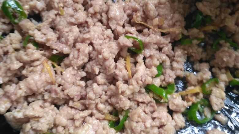 百搭下饭菜——双丁炒肉末,放入肉末，调大火炒熟后，放毛豆胡萝卜丁翻炒均匀，看个人口味入适量调料即可。